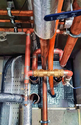 https://plumbergosnells.com.au/uploads/2025/06/commercial-plumbing-390382.jpg